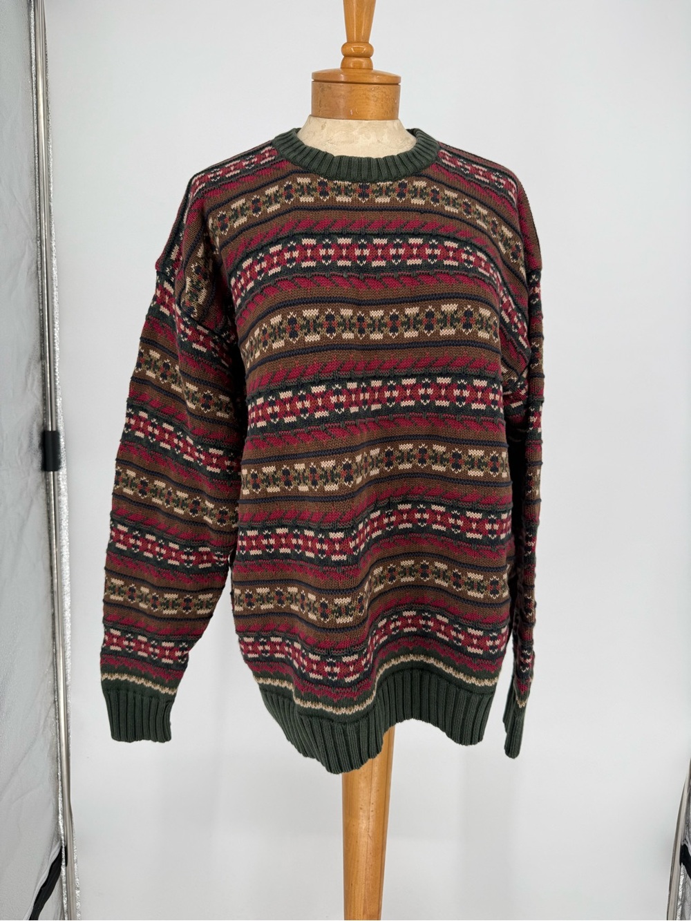 VTG Woods & Gray Womens Patterned Crewneck Sweater in Green and Red sz L